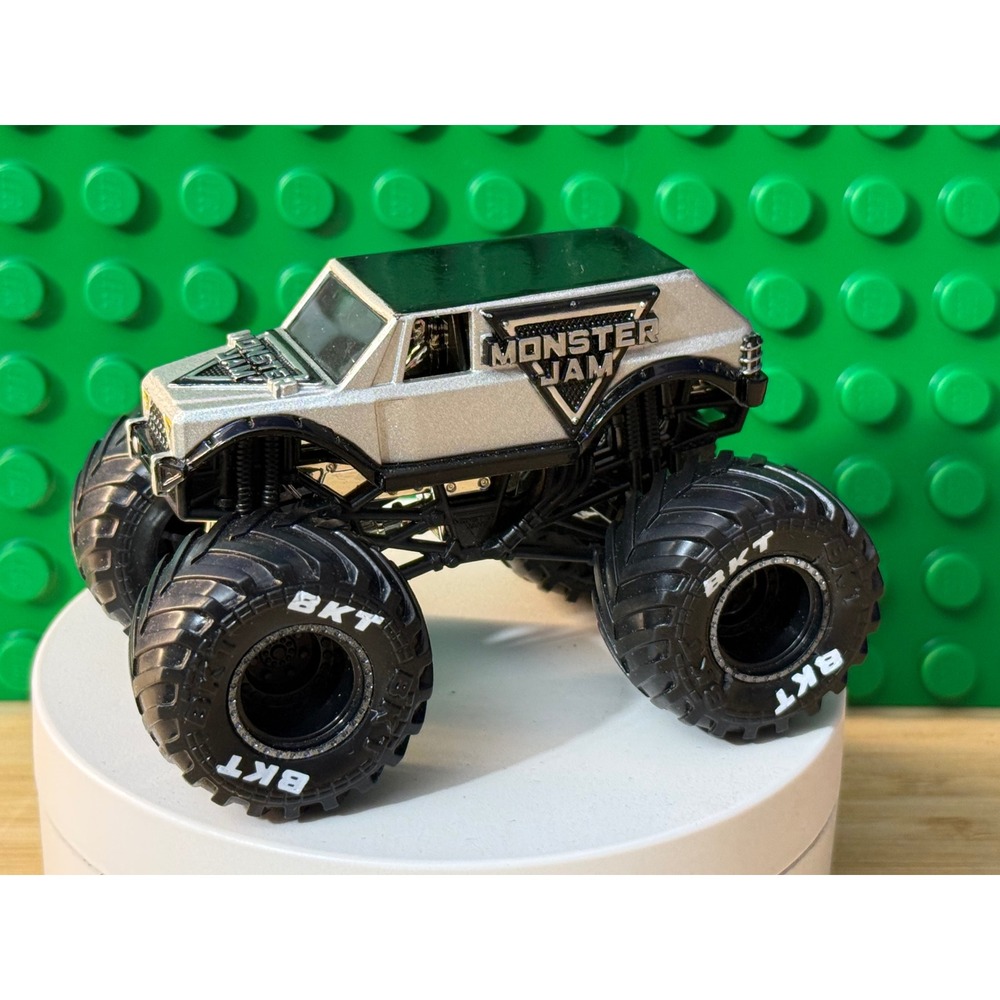 Monster Jam limited edition 1:64 Die-Cast Stunt Truck with BKT Tires